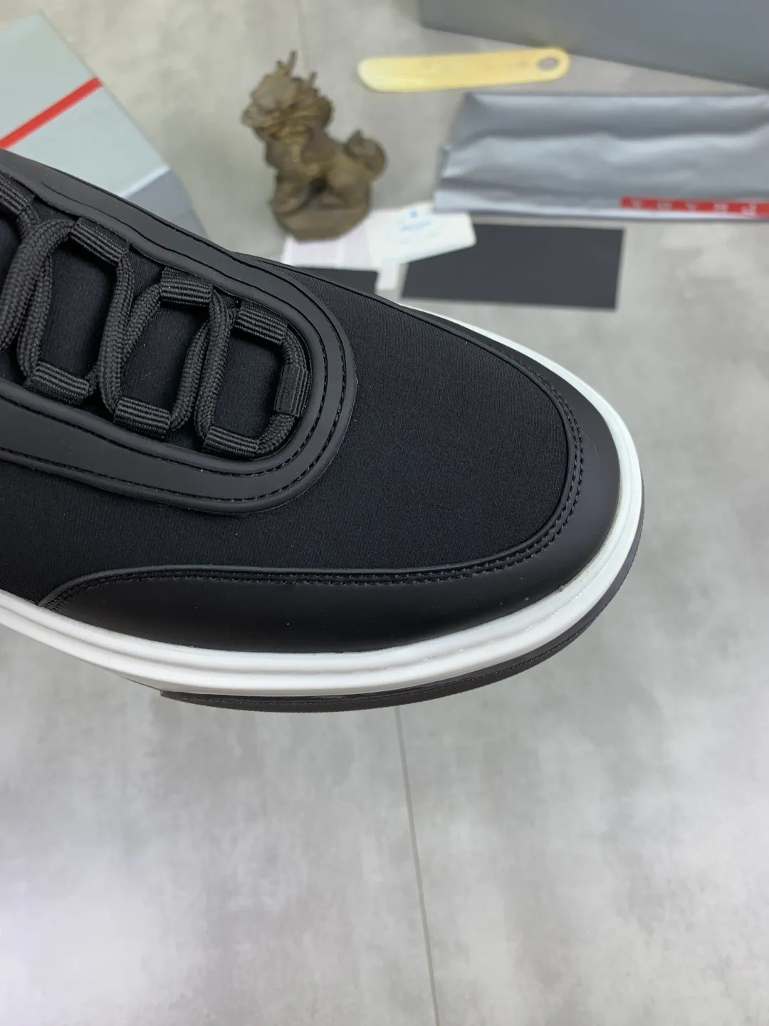 Men's shoes 💰P560💰[New style] popular models are on the official website, 🆘 Trendy brand (Prada) mainly promotes popular models, avant-garde and versatile fashion men's shoes private version mold opening, cowhide surface splicing 1:1.. Fashionable and simple, original imported cowhide lining cowhide feet; the atmosphere and personality are more fashionable, eye-catching and pursuing class. It will subvert the old idea and be a must-have for fashionistas with you! Must keep it for yourself! Tall and comfortable, large and low, high-end quality workmanship. Size: 38-44 3️⃣colors available.